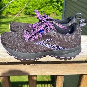 Womens 6 1/2 brooks revels sneakers